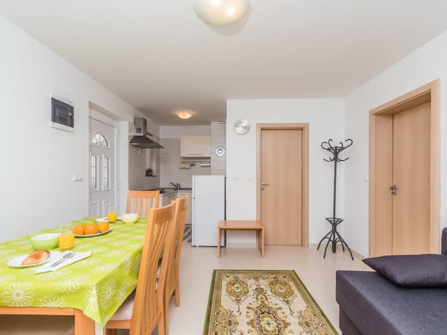 Apartment F-3 Klimno Buitenkant foto